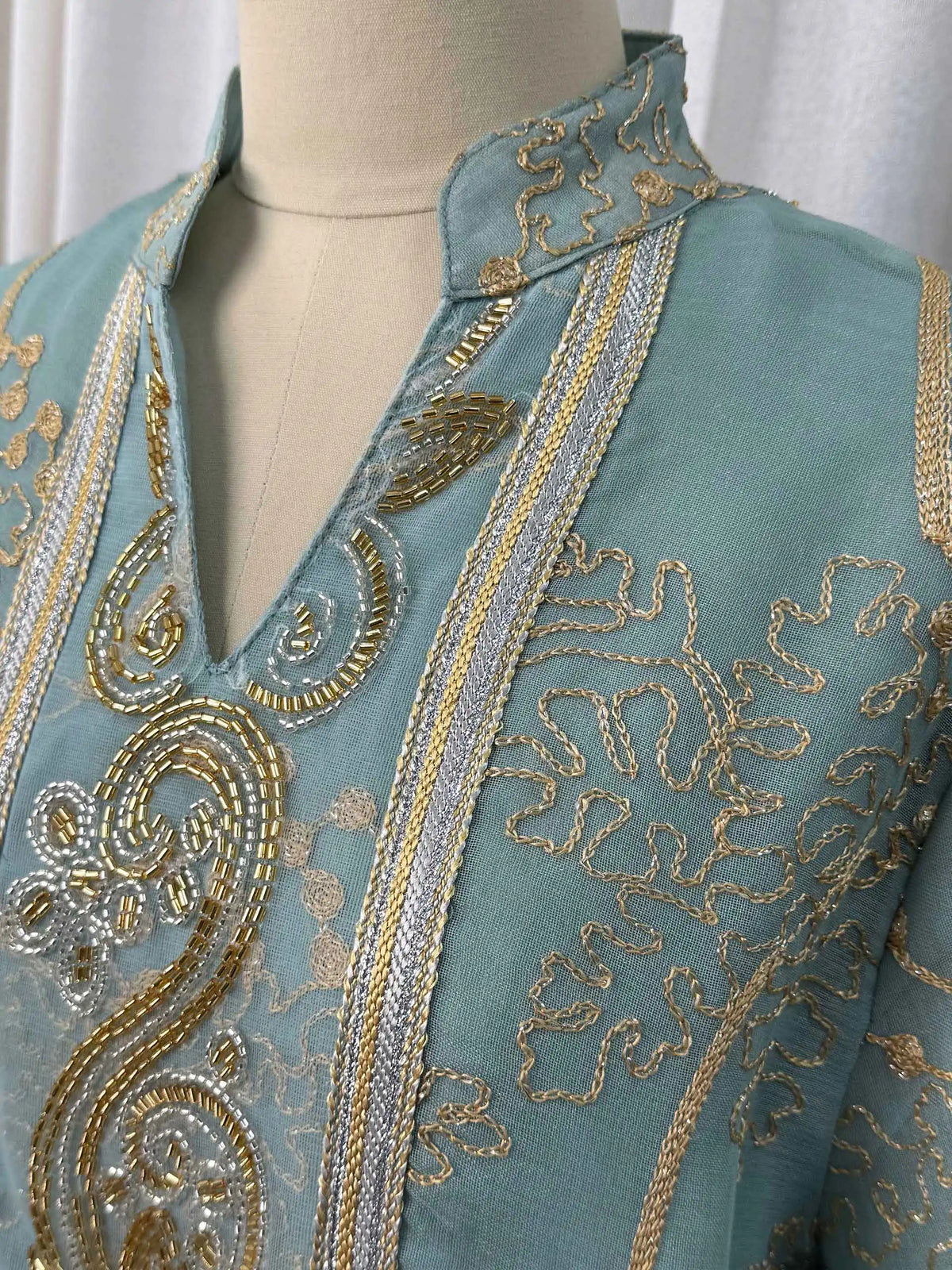 Robe Assia — détail des manches ballon, structure romantique