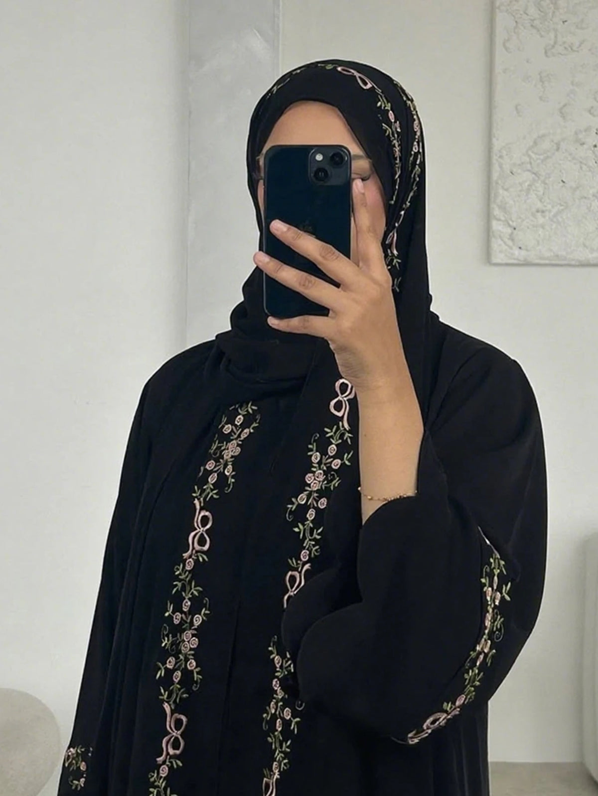 Robe Alya — détail de l'ouverture frontale et de la coupe aérienne