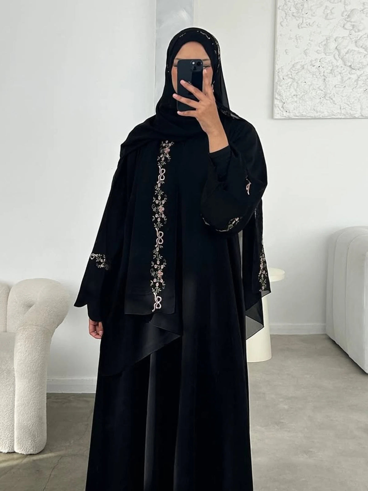 Robe Alya noir — silhouette longue et ample, manches longues