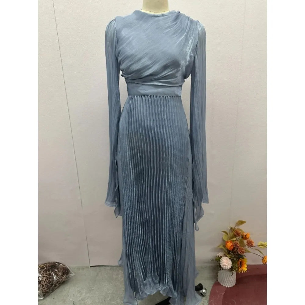 Robe Zahra — vue complète, ligne épurée et encolure délicate