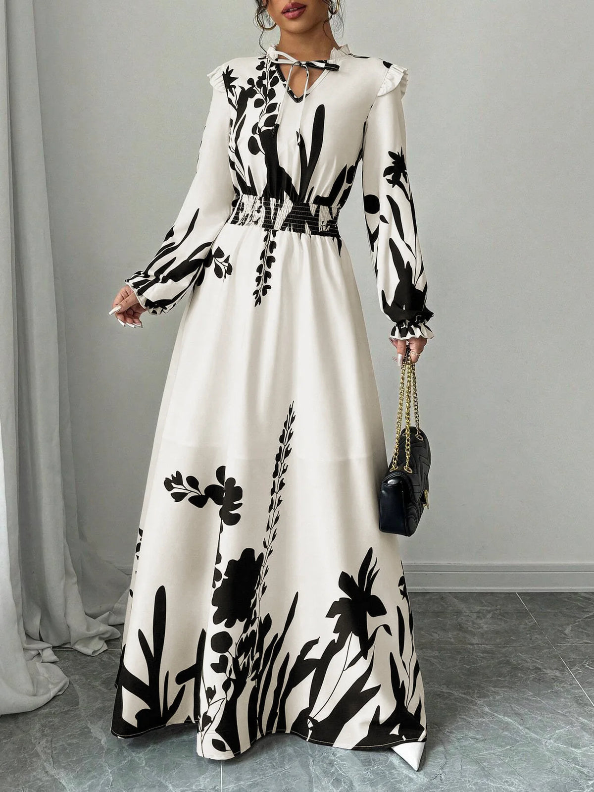 Robe Sabrine noire et blanche — vue de face, imprimé floral, coupe ample maxi
