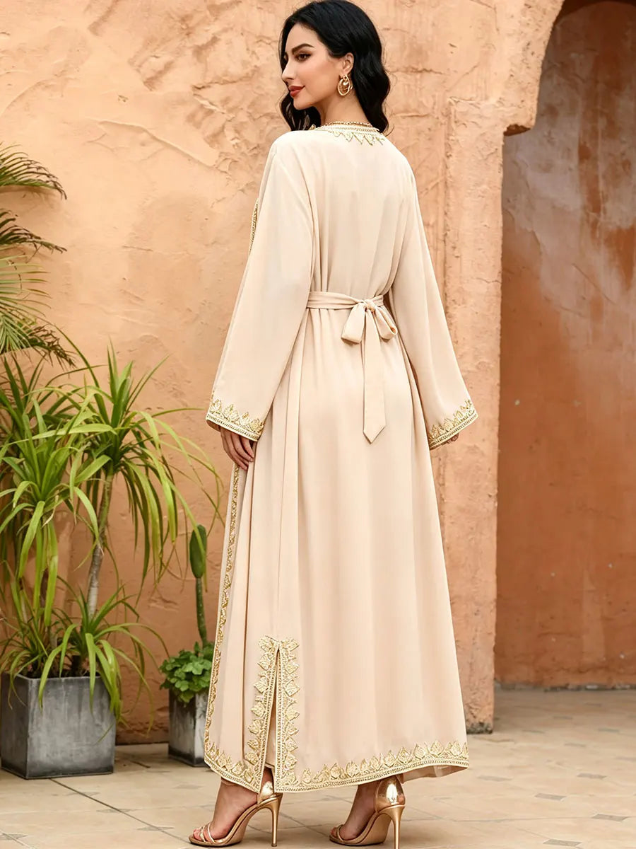 Robe longue Ilham marron — silhouette complète, allure aérienne