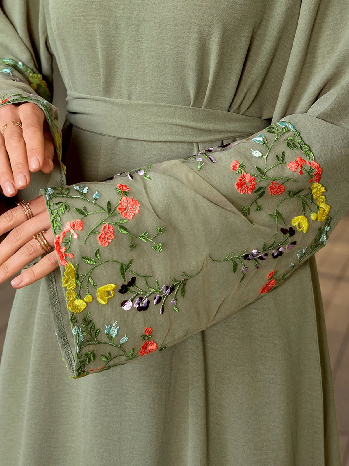 Robe Norah — vue complète, coupe gracieuse et manches décorées