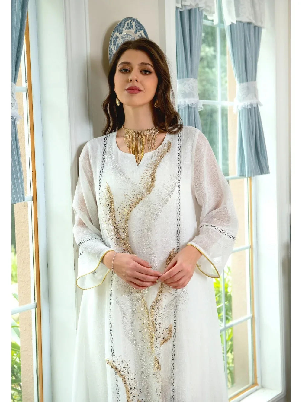 Robe Layla — vue en volume, présentation festive et lumineuse