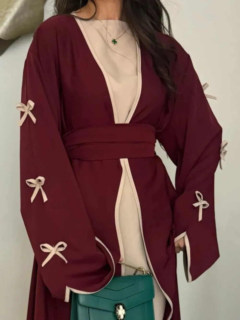 Kaftan Yara — détail des manches longues et du tombé gracieux
