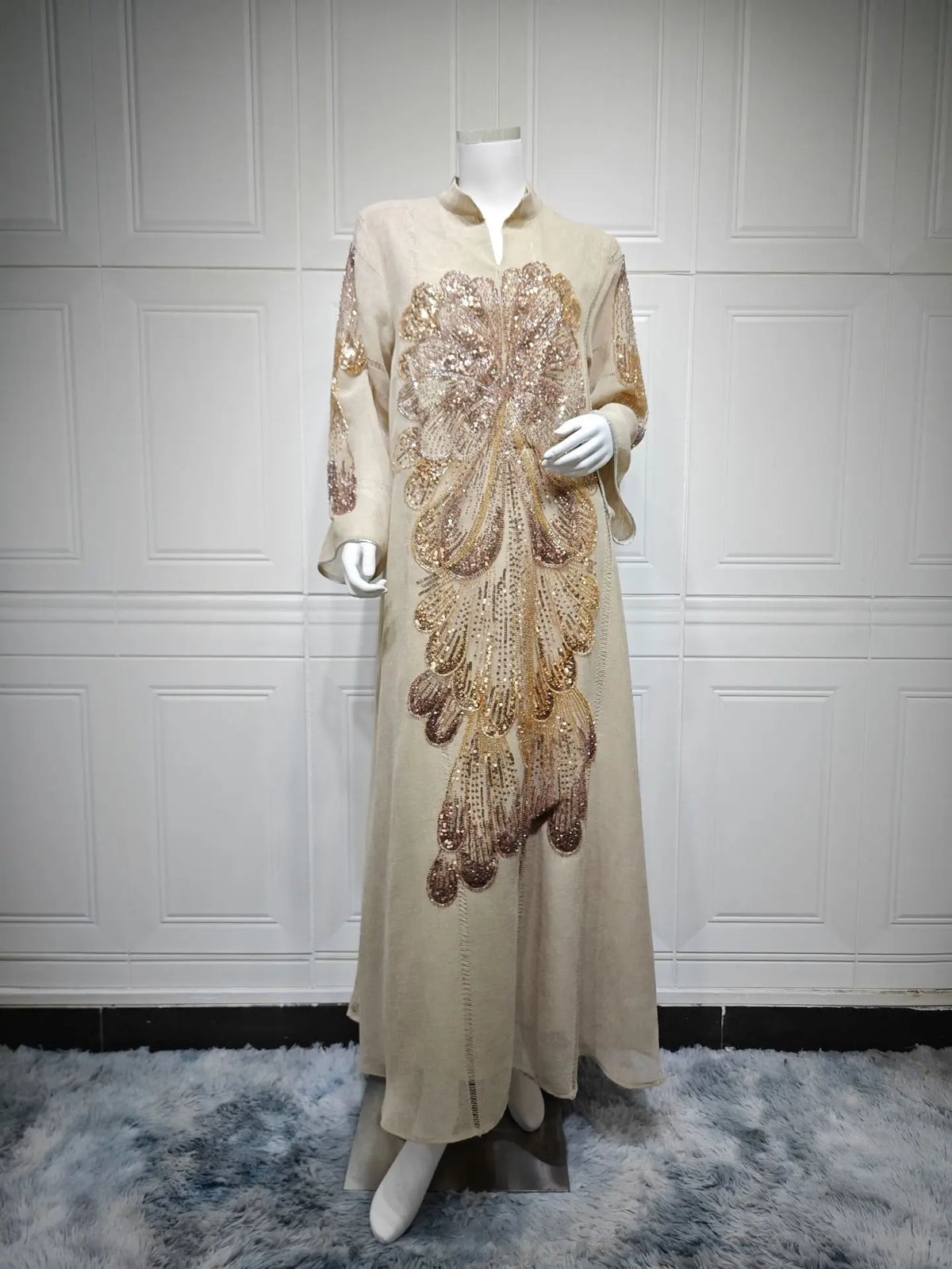 Robe Meryem pailletée — vue complète, effet lumineux de la broderie
