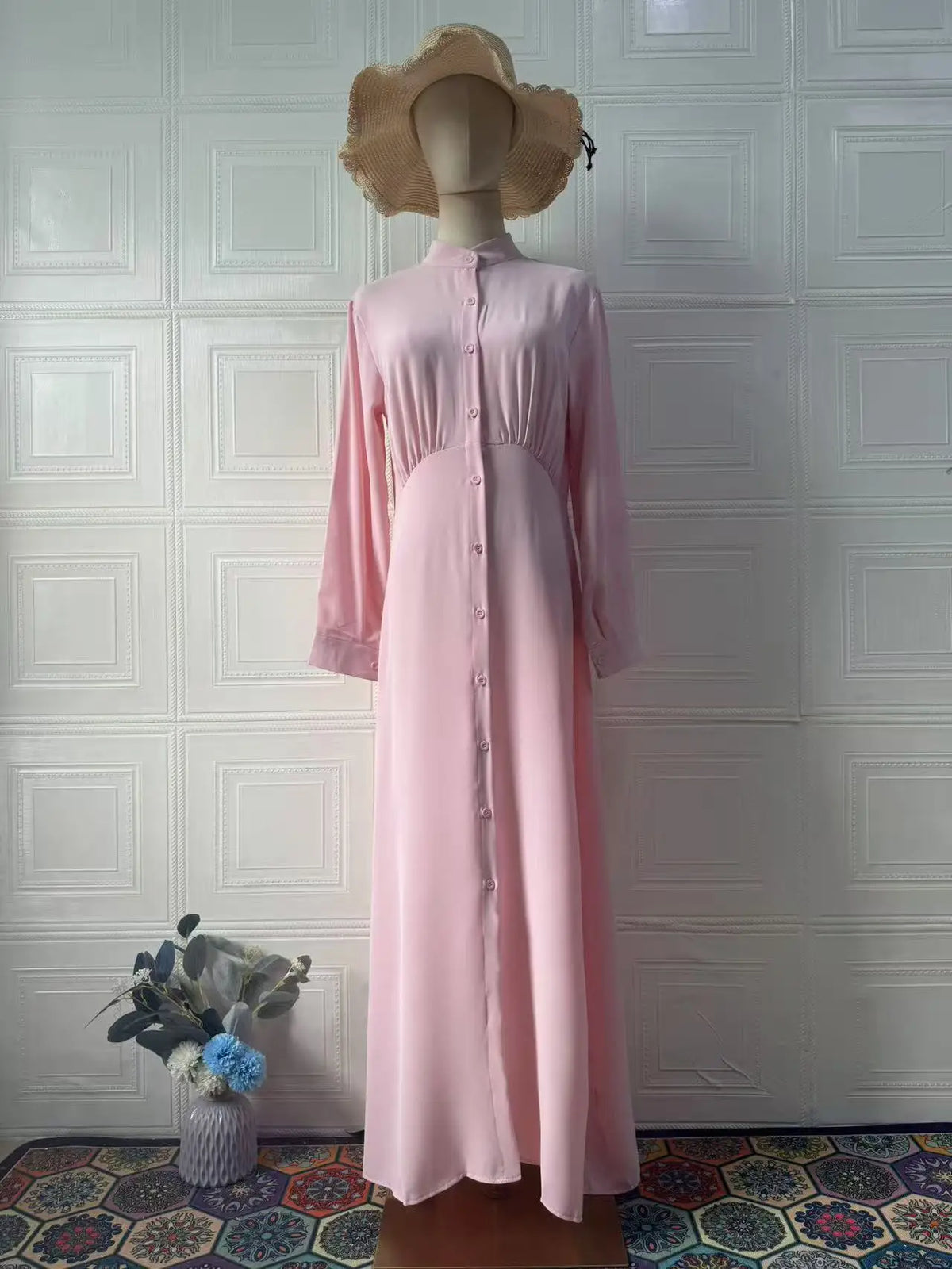 Robe Anissa rose — vue de face, boutonnage complet et coupe longue fluide