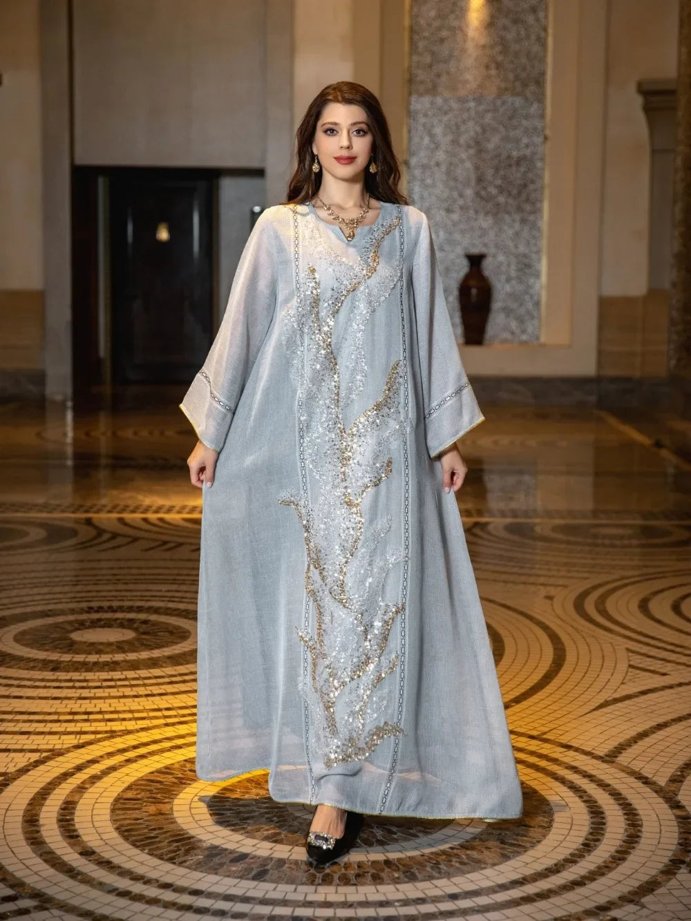 Robe Layla — détail des manches et drapé fluide
