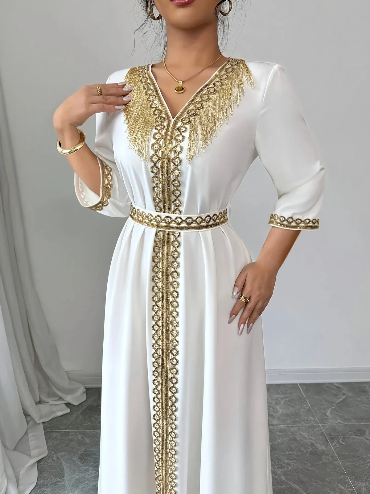 Robe Samira — Robe longue fluide avec broderies dorées et franges, vue de face