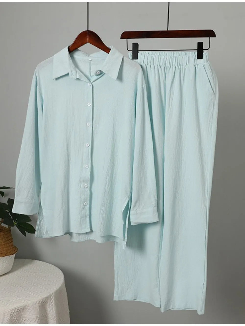 Chemise Ranya — détail des manches amples et du tissu lin coton