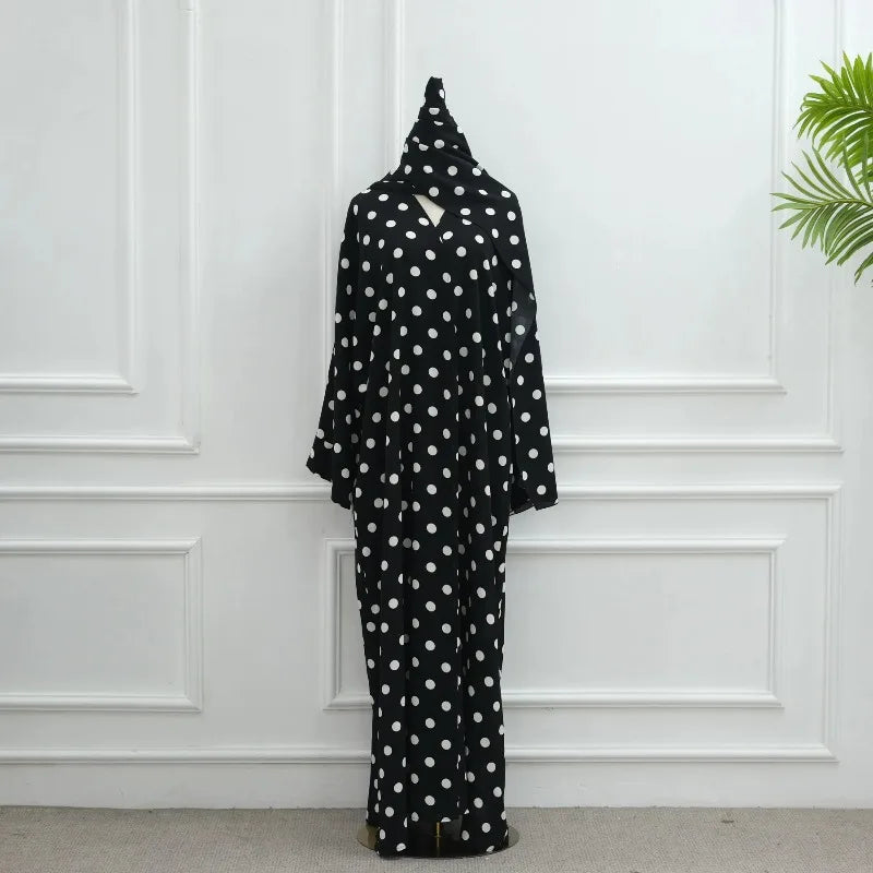 Robe Camelia à pois — détail de la capuche drapée assortie
