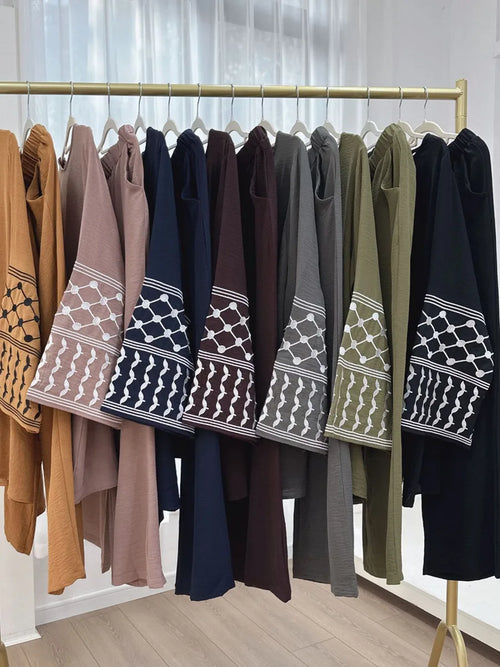 Ensemble Warda — détail des broderies artisanales du haut