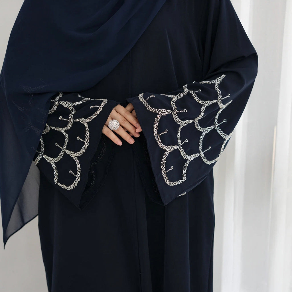 Kaftan Amira — détail des boutons élégants et fermeture structurée
