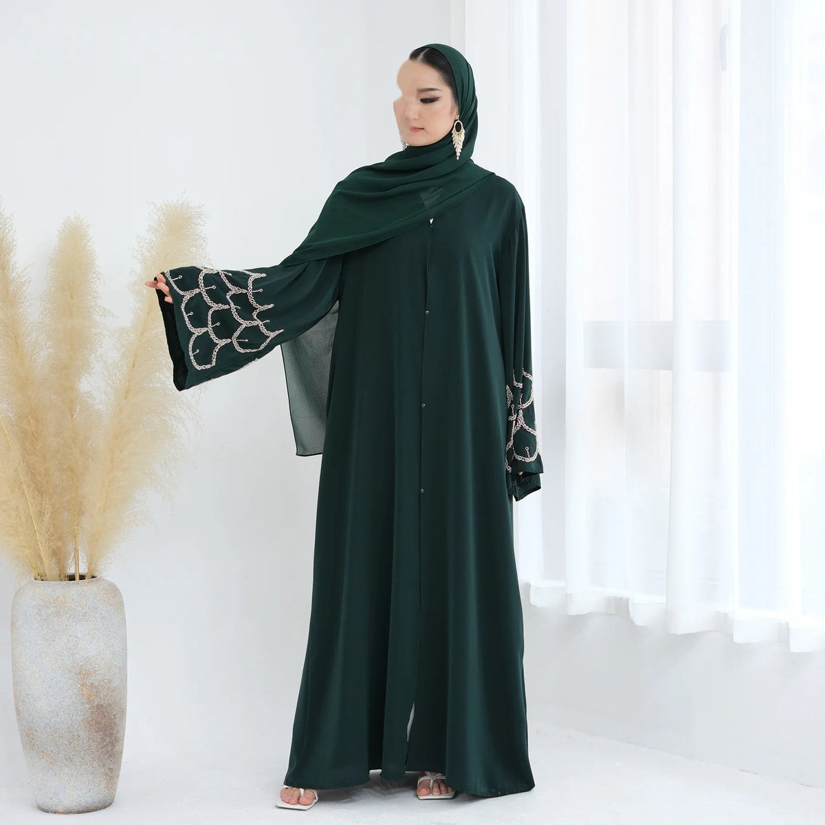 Kaftan Amira — vue de face détaillée, coupe droite et aisée