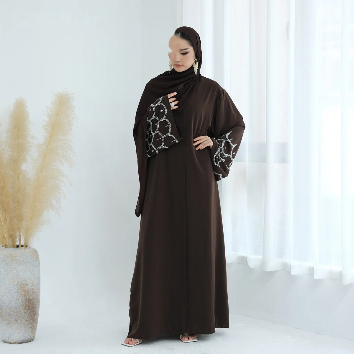 Kaftan Amira — vue latérale, manches longues élancées