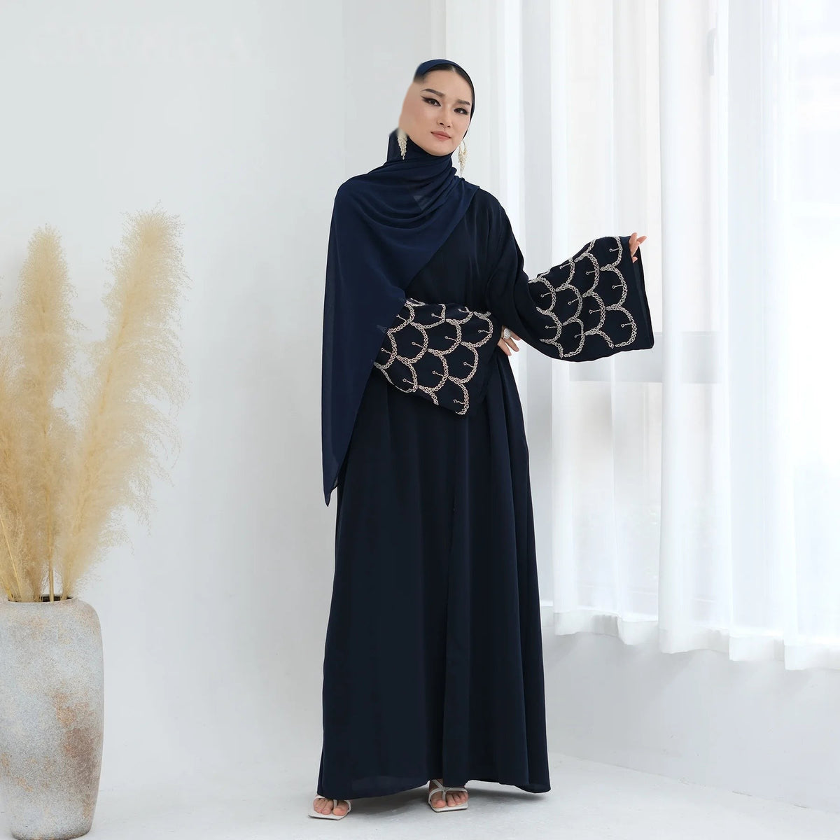 Kaftan Amira — détail des finitions soignées et couture raffinée