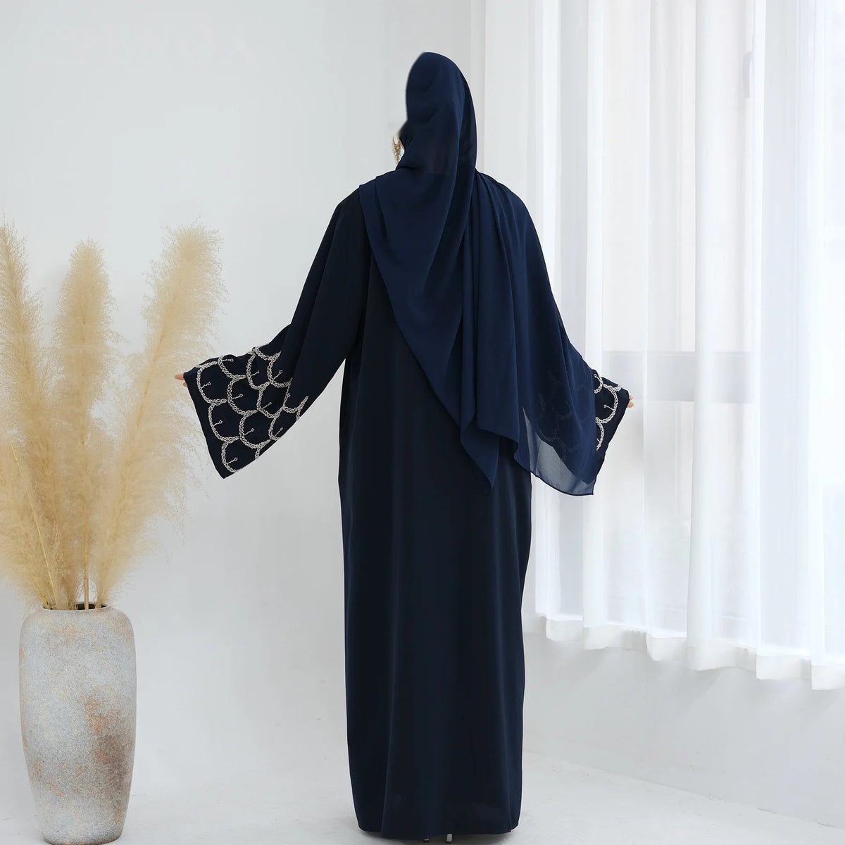 Kaftan Amira — tombe maxi fluide, allure intemporelle et élégante
