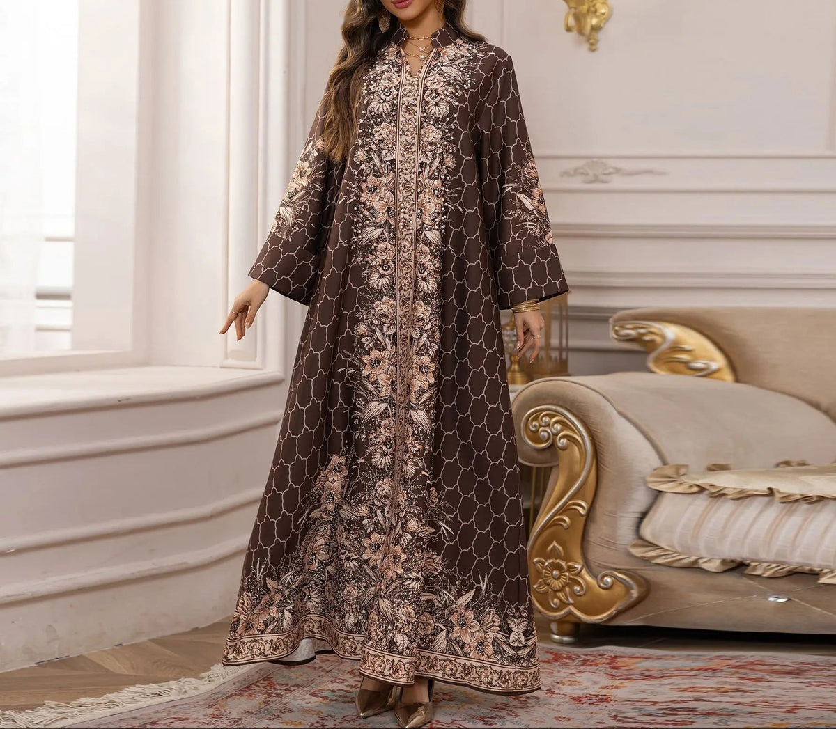 Kaftan Salma — détail des broderies et ornements en strass façon couture