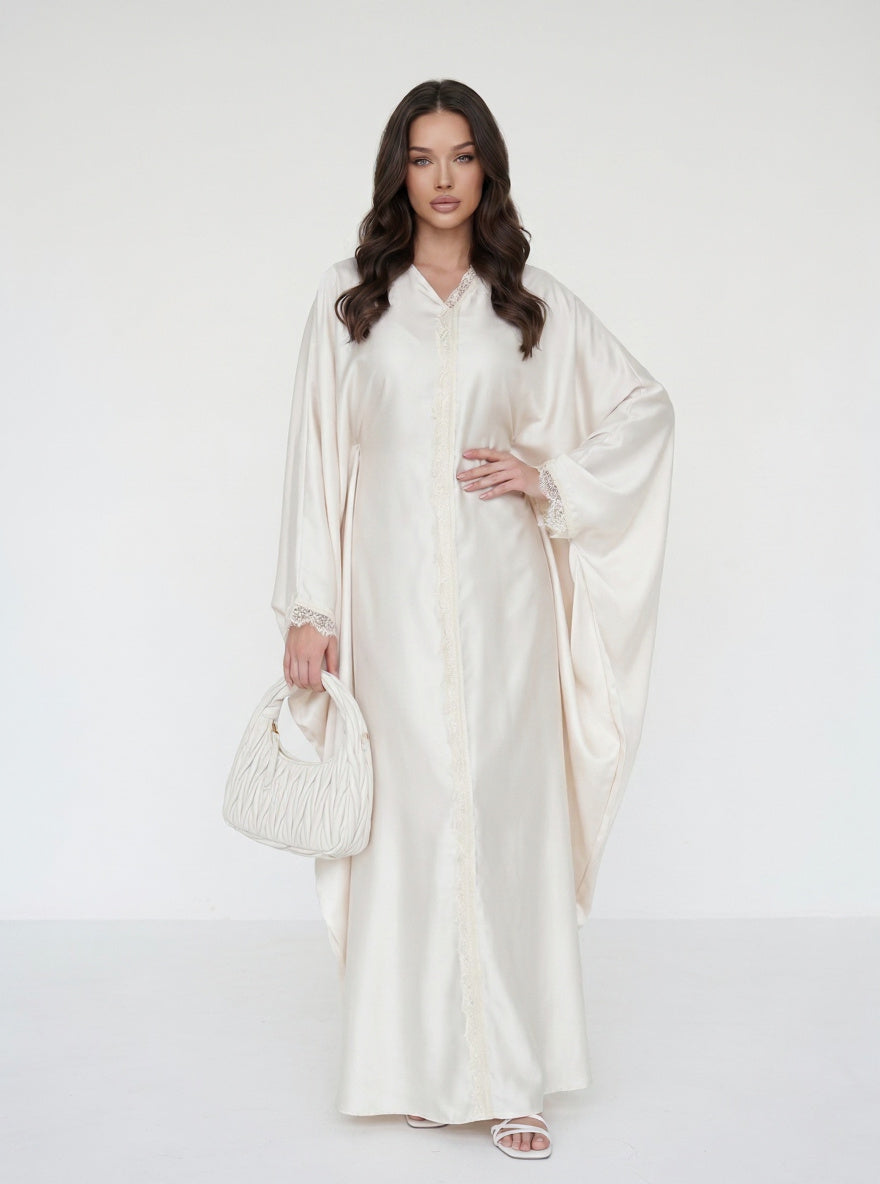Robe longue satinée à manches papillon et dentelle — Emma
