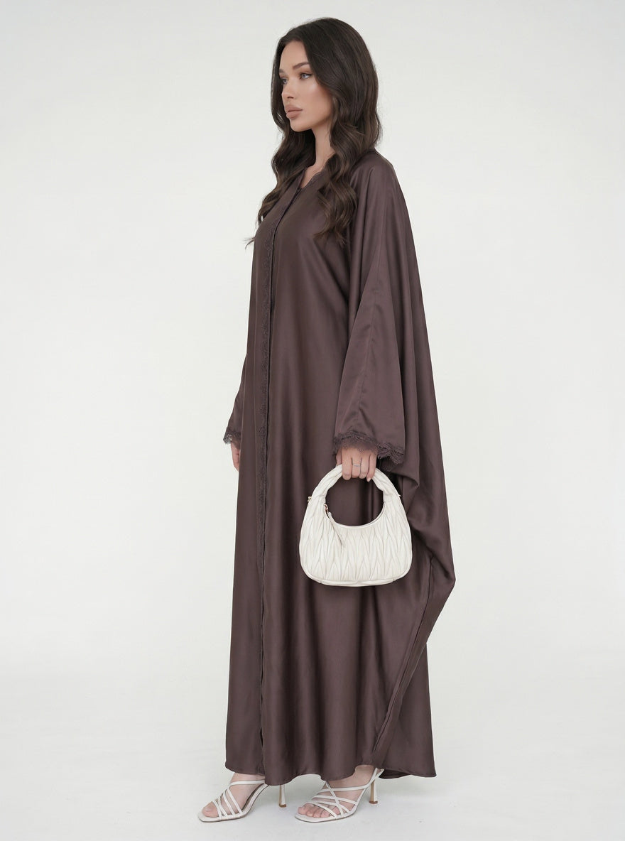 Robe longue satinée à manches papillon et dentelle — Emma