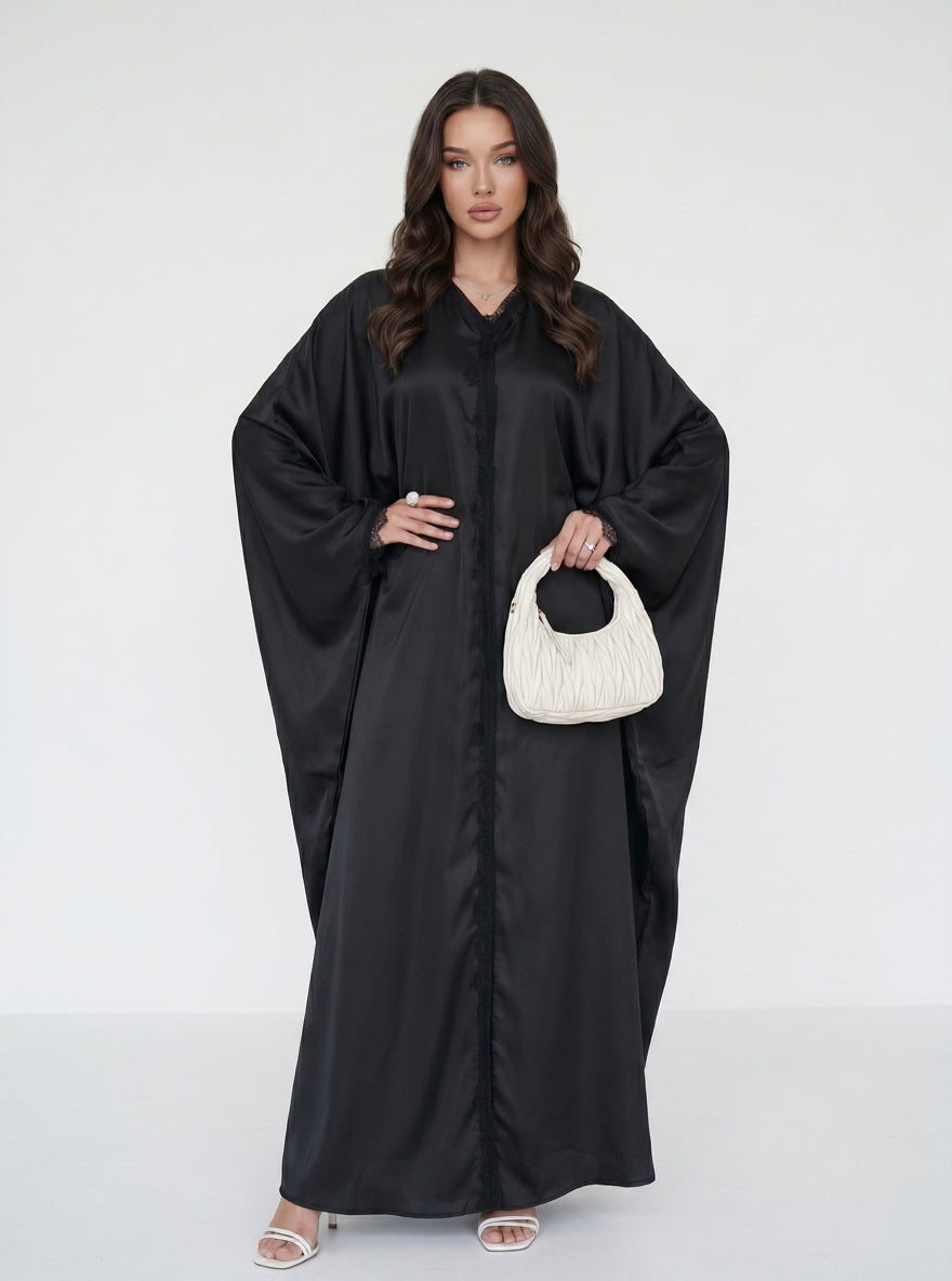 Robe longue satinée à manches papillon et dentelle — Emma