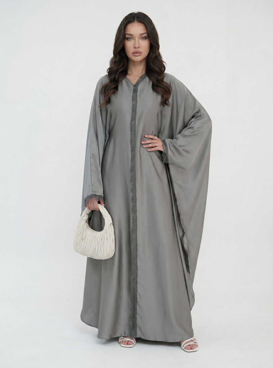 Robe longue satinée à manches papillon et dentelle — Emma