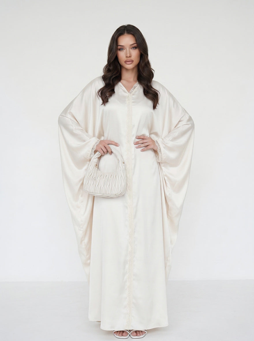 Robe longue satinée à manches papillon et dentelle — Emma