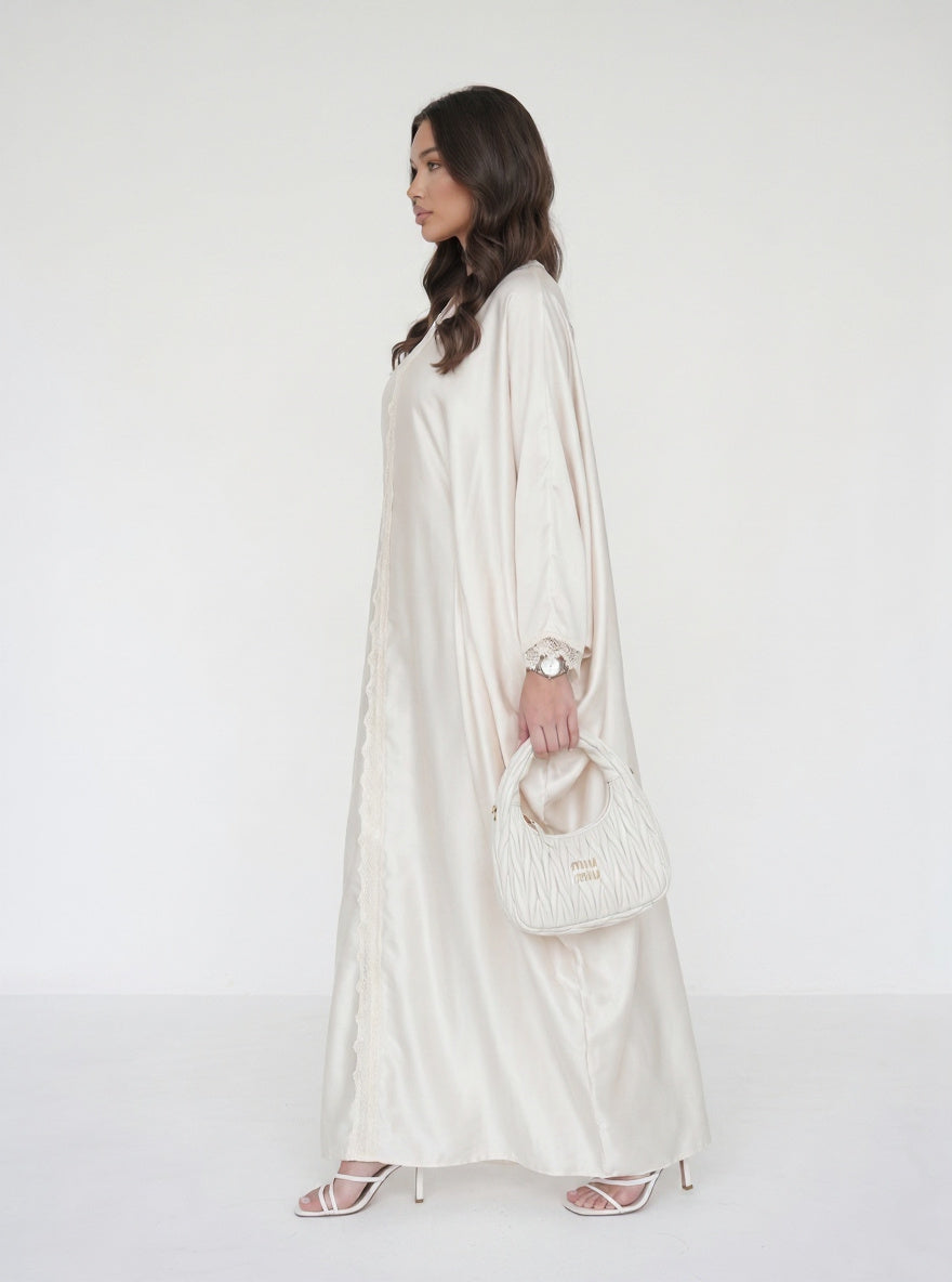 Robe longue satinée à manches papillon et dentelle — Emma