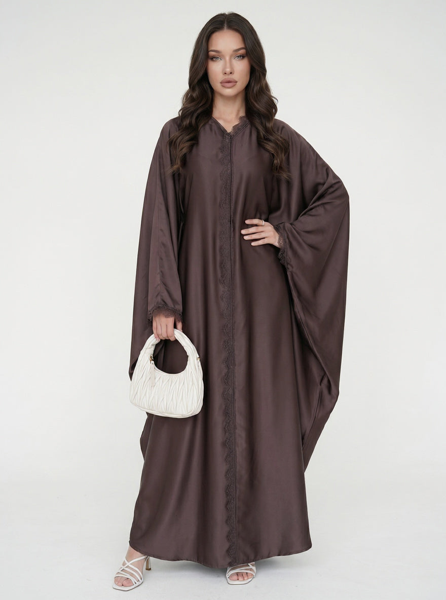 Robe longue satinée à manches papillon et dentelle — Emma