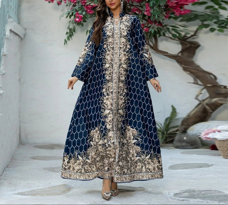 Kaftan Salma bleu nuit — vue de face, coupe longue fluide avec broderies et strass