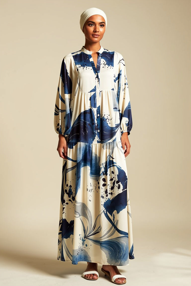Aya - robe longue imprimee bleue portee
