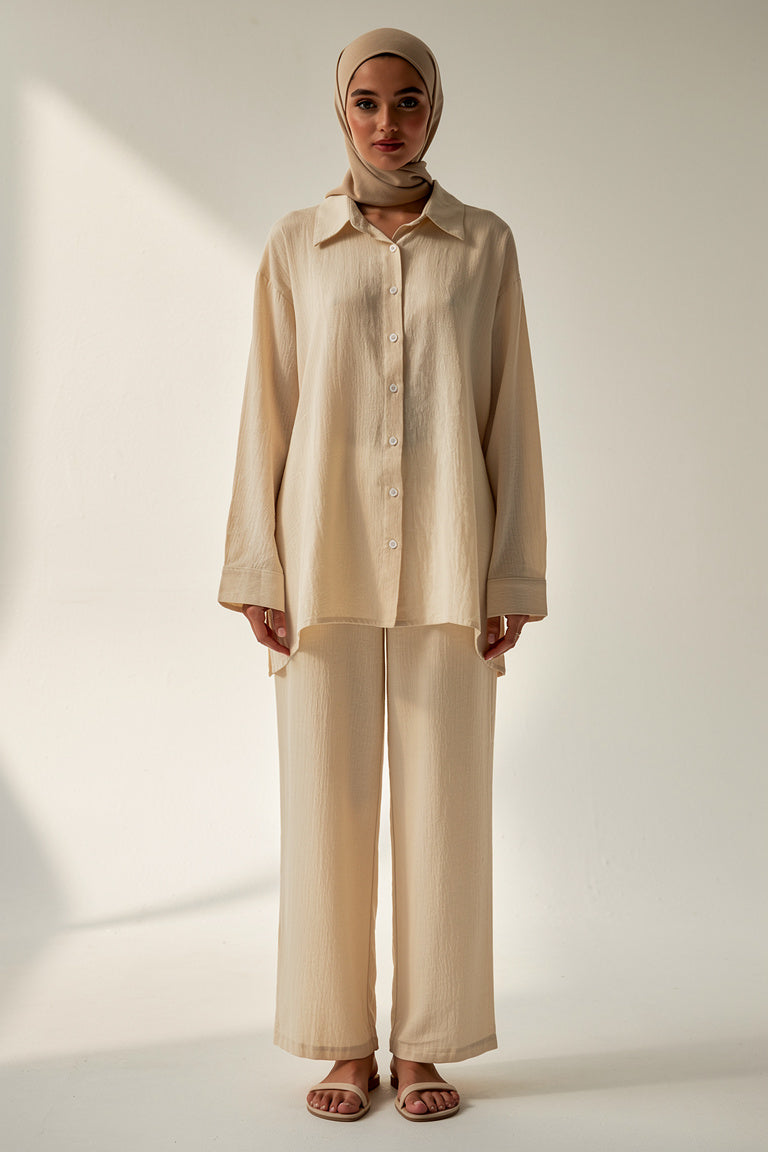 Ranya - ensemble chemise et pantalon large creme porte