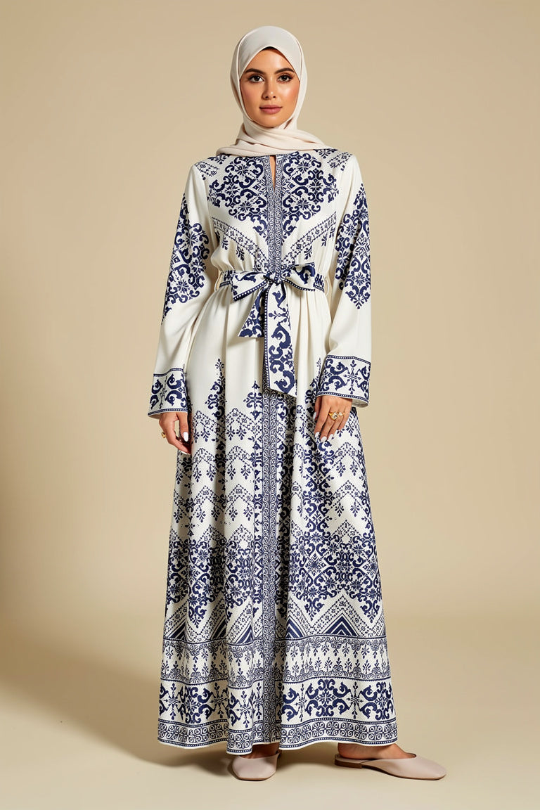 Douaa - kaftan imprime bleu et blanc porte de face