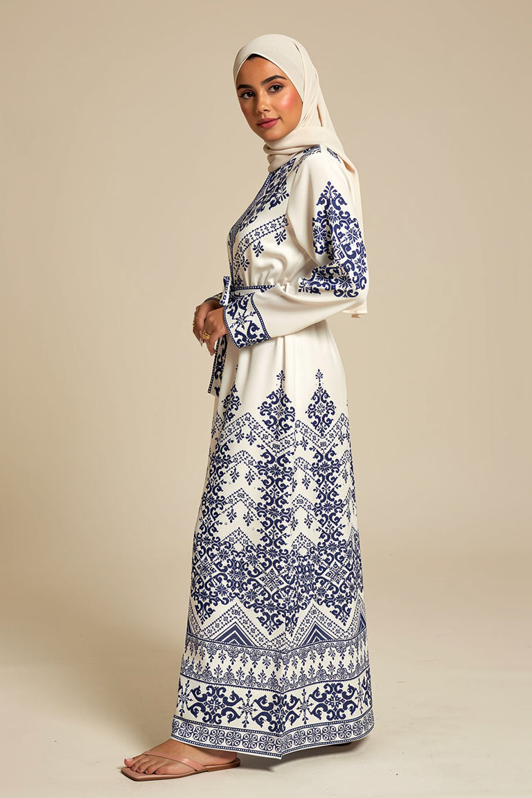 Douaa - kaftan imprime bleu et blanc vu de trois quarts